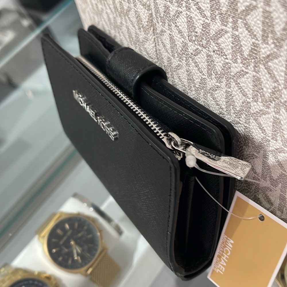 MICHAEL KORS
Medium Crossgrain Leather Wallet
Black 
NWT - Picture 12 of 16